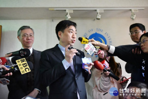 內政部表示我國現行身分證有超過20種防偽機制，且相關原料屬管制品，因此要完整偽造身分證有難度。（圖／內政部）