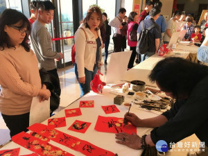 熱鬧趣味的迎春大街，包含創意禪畫、丟沙包、吊酒瓶各種懷舊遊戲、象棋占卜等12攤位