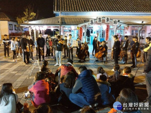 親愛愛樂樂團音樂巡迴第一站在古色古香的集集火車站”練習”別有一般風情。

