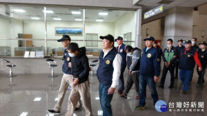 中彰投警力查獲販毒集團逮捕多名主嫌與成員移送法辦。（南投縣警局提供）