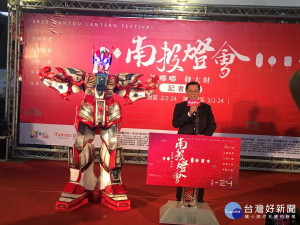 機器人花燈和林明溱縣長同台秀。（記者扶小萍攝）