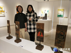 吳菊回首一甲子工筆抽象畫與陶藝展與文化局長張雀芬．圖／記者鄧富珍攝