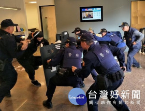 
大甲警分局為防範年關歹徒覬覦金融機構安全，在大甲區元大銀行實施防搶實警演練，由於動作逼真，令民眾嚇一大跳。（記者陳榮昌攝）
