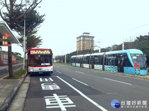 淡水地區大眾運輸路網的59條公車路線，與淡海輕軌同步實施雙向轉乘淡海輕軌一段票半價優惠 。（圖／交通局提供）