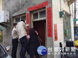 
 大甲區公所役男為區內居長者清潔環境，區長劉來旺並致贈物資，高興的與獨老合照念。（記者陳榮昌攝）