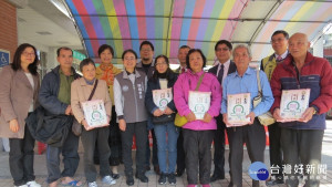 立委陳賴素美、臺灣省會計師公會在楊梅區公所前廣場舉辦「寒冬送暖 溫馨關懷」愛心贈米活動。

