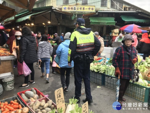 員警步行進入傳統市場向民眾宣導防扒、防竊及防詐騙觀念，提醒民眾注意隨身財物，及協助警方預防犯罪。