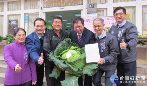 鄭市長(右三)與大菜王比賽冠軍吳玉郎(左三)合照

