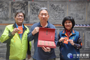 主委黃勝家及謝武昌、方品蓁組長展示值年歲錢和套幣。