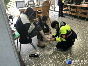 草湳派出所警員將左腳腳趾受傷老婦先帶返所處理，隨後以警車送老婦返家。

