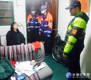 陳姓婦人生活頓失依靠，想不開燃起輕生念頭，員警通知救護車及社會局家庭服務中心給予協助。

