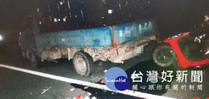 騎士因未注意車前狀態，自撞路旁臨停小貨車送醫不治，北港警方提醒駕駛人，年關將近多注意行車安全。