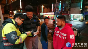 龜山派出所員警協助外籍交換生找回遺失錢包，大讚「台灣警察認真效率高」。