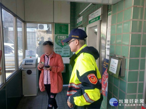 詐騙手法推陳出新，楊梅分局富岡派出所警員關心老婦，即時阻止詐騙。