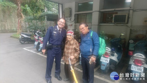 9旬老婦迷途路邊徘徊　熱心警助返家
