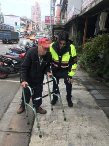 獨居老翁行動不便　暖警護送返家