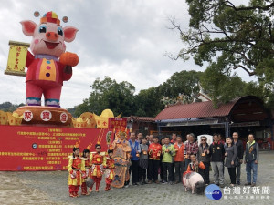 集集鎮長陳紀衡暨參與活動的貴賓們為集集鄉土燈會宣傳。〈記者吳素珍攝〉