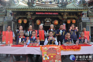 學甲慈濟宮春節送保生金符及紀念金幣。