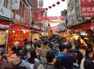 大環境景氣持續不佳，為了刺激買氣，業者們都紛紛在春節期間祭出好康優惠，就是期望能在新年開始就為自家業績帶來兆頭。（圖／Joy攝）