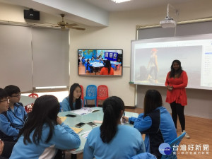 南投高中邀請法國沙發客前來分享人生經驗。（南投高中提供）