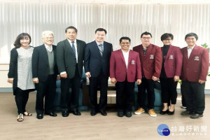 塔魯瑪迦大學校、主任與崑山科大校長李天祥等合影。