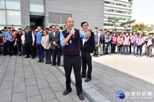 鳳山行政中心發紅包春聯。（圖／記者何沛霖攝）