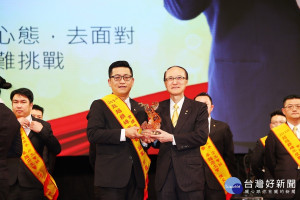 孫慶餘董事長頒發年度最佳店主管獎項並與獲獎同仁合照。