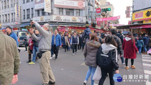 中央氣象局表示，2日因大陸冷氣團減弱，各地清晨氣溫雖仍偏涼冷，但白天明顯回暖並且是多雲到晴的好天氣，僅花東有零星短暫雨。各地高溫都在23°C、24°C以上，西半部甚至更可以來到26°C～28°C。（圖／台灣好新聞編輯部）