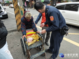 90歲的李姓老婦，想看孫子卻找不到路，新坡派出所值班員警看到，協助讓她順利見到寶貝孫子。