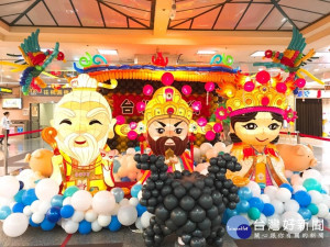 今年台北許多商圈特別針對農曆年節及燈節期間規劃好康慶祝活動，讓民眾買得開心、逛得過癮！​