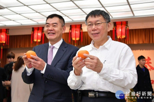 台北市長柯文哲11日前往市議會參加新春團拜。