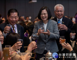面對去（2018）年兩岸關係，中國對台持續秀出不友善的舉動，蔡英文總統11日出席「2019大陸台商春節聯誼活動」時表示，兩岸間任何爭議都可坐下來談，身為國際社會負責任的一員，台灣會致力維護兩岸關係的和平與穩定。（圖／資料照片，總統府Flickr）