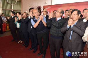 韓國瑜帶領市府團隊新春團拜。（圖／記者郭文君攝）