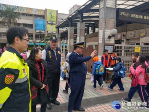 平鎮警分局執行「護童專案」勤務，以確保學童上、下學安全。