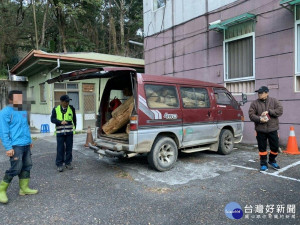 廂型車載運盜伐杉木，馬賽克者為莊嫌。