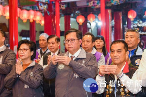 市長與貴賓一同上香祈福
