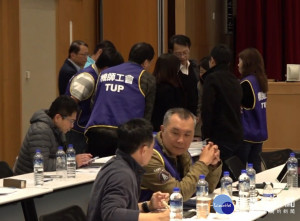 在今13日凌晨1時起的第3度協商下，勞（機師工會）、資（華航）、官（交通部）三方終在疲勞航班議題達成部分共識，有5條航線華航同意會增派機師。（圖／YouTube）