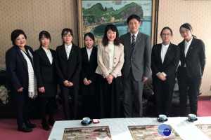 澤田校長與青山剛市長歡迎學生到訪。