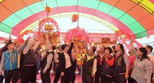 花壇白沙坑迎燈排文化活動，由縣長王惠美、鄉長顧勝雄等人一起舉燈排。圖／記者鄧富珍攝