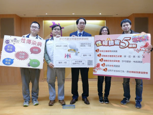 衛生局提醒要正確使用保險套及水性潤滑液，避免因不安全性行為感染愛滋病毒、梅毒、淋病、陰道滴蟲等相關傳染病，保護自己及心愛的伴侶 。（圖／記者黃村杉攝）

