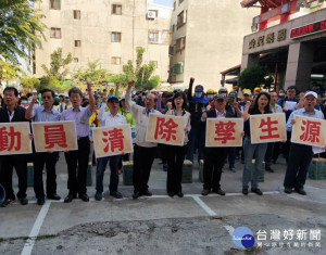 洪副市長東煒率領各局處防疫團隊及里鄰志工等2百餘人， 全面執行孳生源清除整頓工作。（圖／記者郭文君攝）