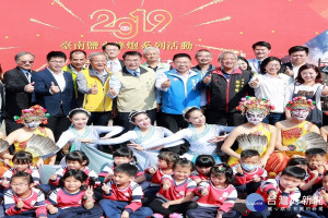 台南市長黃偉哲等邀請民眾屆時到鹽水體驗驚險、刺激的蜂炮饗宴。
