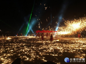 銅梁火龍來了。（記者扶小萍攝）