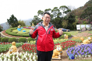 台北市長柯文哲17日出席陽明山花季開幕，步入會場前詢問官員有關北市杜鵑花種植情形，公園處長黃立遠提到，某些議員對預算有意見，還被當成政治話題在操作。柯問「是哪個議員反對？」，黃立遠答「許淑華」，柯文哲隨即開譙，罵了「X」。