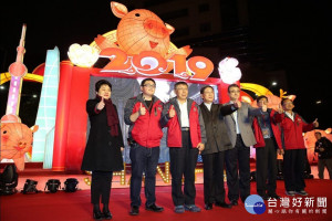 中國上海台辦主任李文輝（中右一），於16日來台灣參加台北燈節上海燈區的開幕活動，並於今（18）日入台北市府拜訪北市長柯文哲（中左一）。（圖／台北市政府秘書處）