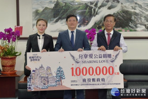 妮娜巧克力夢想城堡董事長魏振宇（ 中）捐贈百萬照顧弱勢。（記者扶小萍攝）