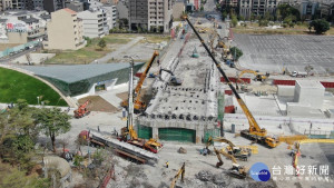 青海陸橋拆除工程即時照片。（圖／記者何沛霖攝）