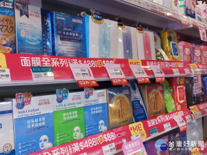 森田藥粧Dr. Morita高保濕菁華露面膜是來台觀光客購買第一名。