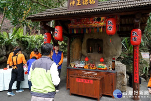日月潭九族文化村19日﹙農曆正月15日﹚元宵節在該園區「水源宮」土地公廟舉辦櫻花祭土地公借發財金活動，吸引許多賞櫻的遊客參加擲筊祈福儀式。