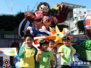 小朋友們選擇自己喜愛的花燈擺姿勢拍照（圖／台東市公所提供）